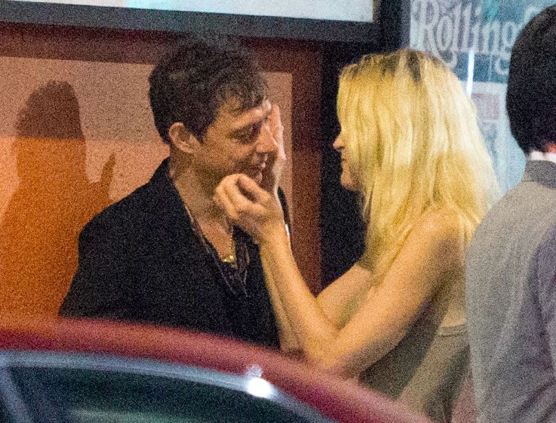 Jamie Hince: Ο πρώην της Kate Moss σε τρυφερές στιγμές με μοντέλο της Victoria's Secret