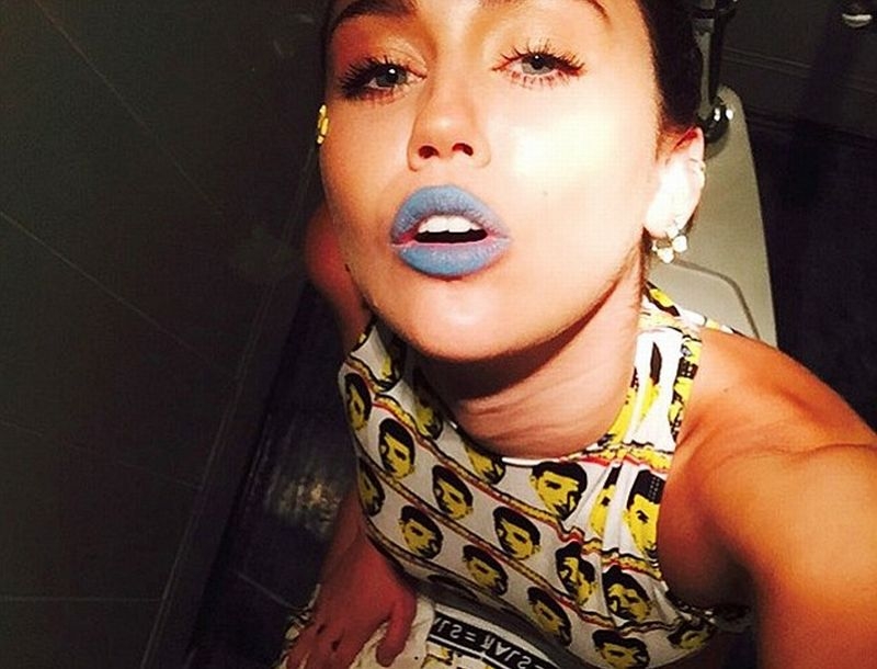 Miley Cyrus: Πόσταρε selfie από τη… λεκάνη!