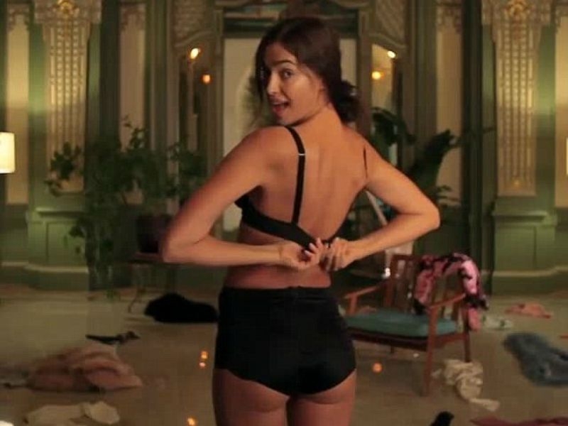 Shayk it, baby! H Irina κάνει striptease για την Vogue (video)