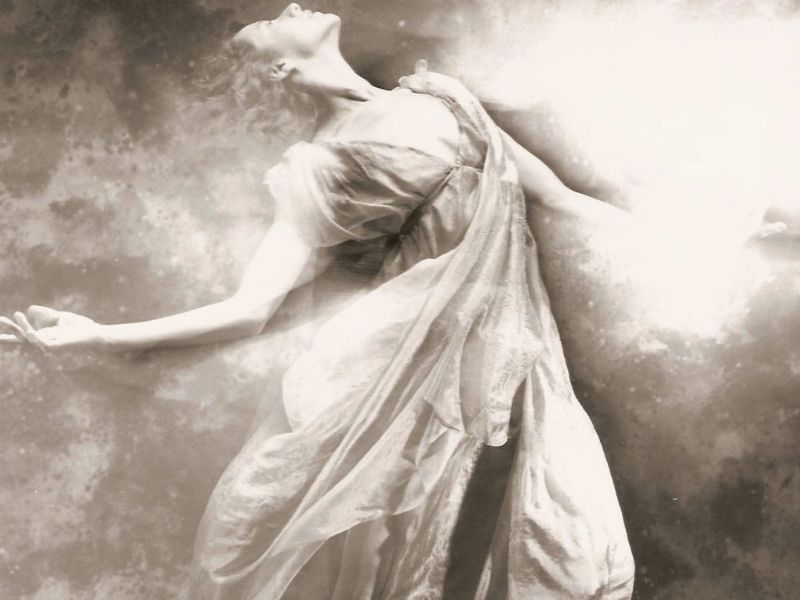 Isadora Duncan: Όταν η ιέρεια του μοντέρνου χορού βρίσκεται στραγγαλισμένη από το φουλάρι στο αμάξι της!