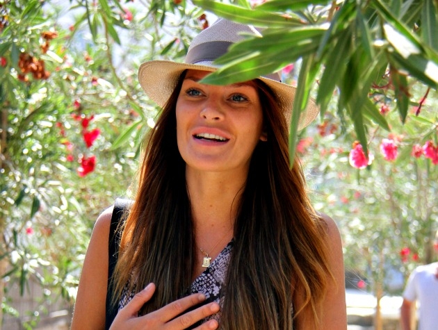 Η Υβόννη Μπόσνιακ κάνει βόλτα στη Γλυφάδα με φουσκωμένη κοιλίτσα