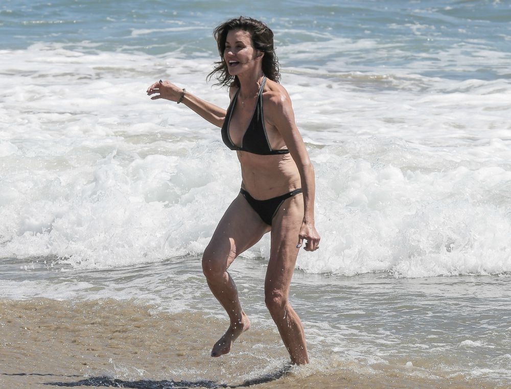 Janice Dickinson: Το πρώτο supermodel του κόσμου χορεύει στην παραλία (κι ας είναι 60 χρονών)