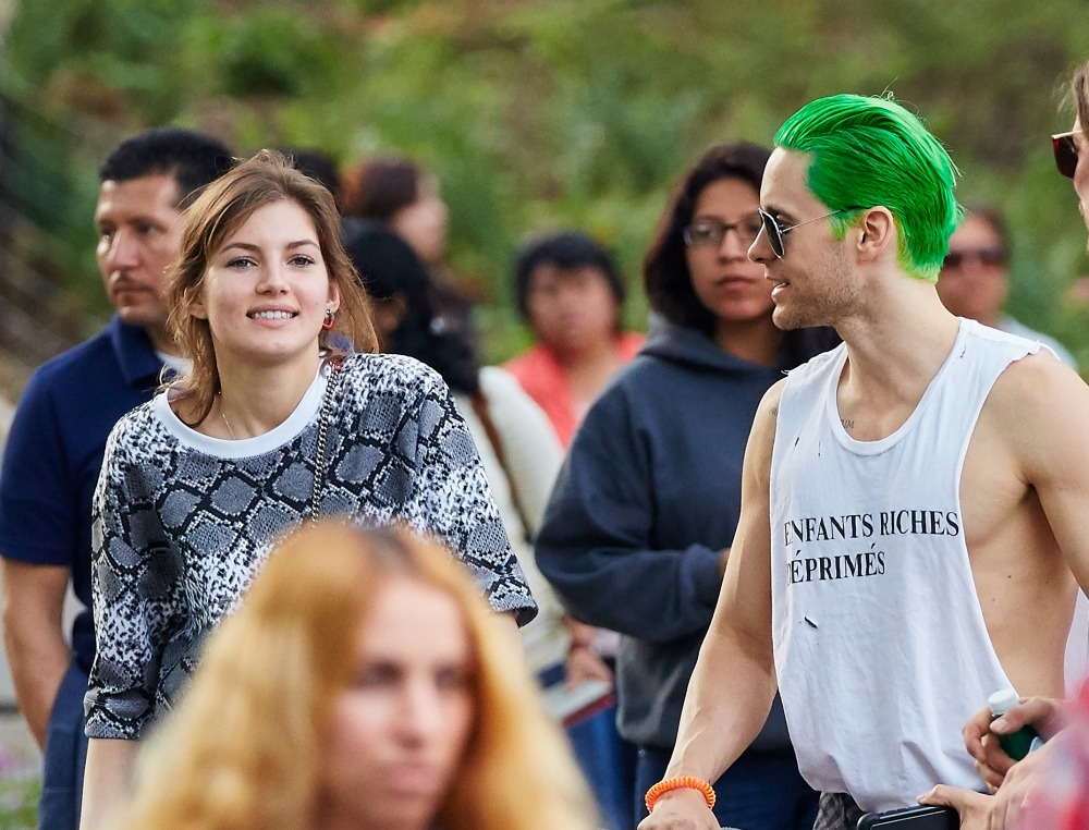 Jared Leto δεν περνάς incognito! Πού πας με το φωσφοριζέ μαλλί; 