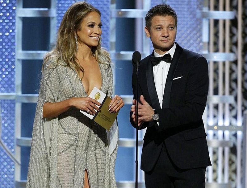 H επίθεση στον Jeremy Renner για το στήθος της Jennifer Lopez