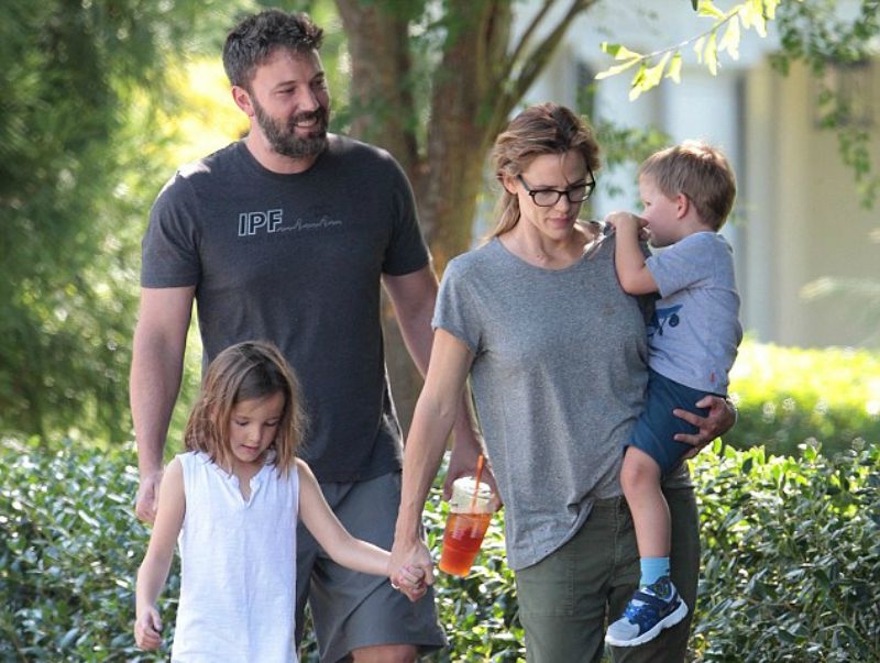 Μια χαρούμενη οικογένεια! Ben Affleck – Jennifer μαζί ενάντια στη νταντά
