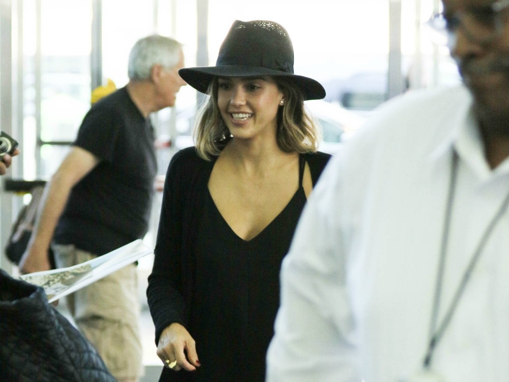 Jessica Alba: Με total black look στο αεροδρόμιο της Νέας Υόρκης