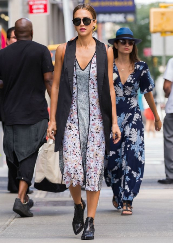 Jessica Alba : Mετατρέπει πανέξυπνα το καλοκαιρινό της φόρεμα σε φθινοπωρινό item