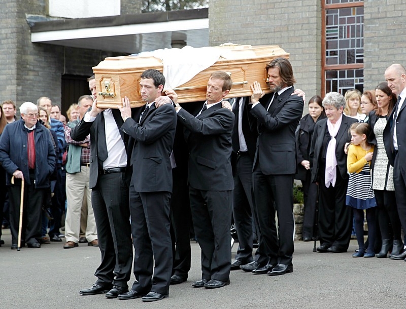 Ο Jim Carrey συντετριμμένος στην κηδεία της πρώην συντρόφου του