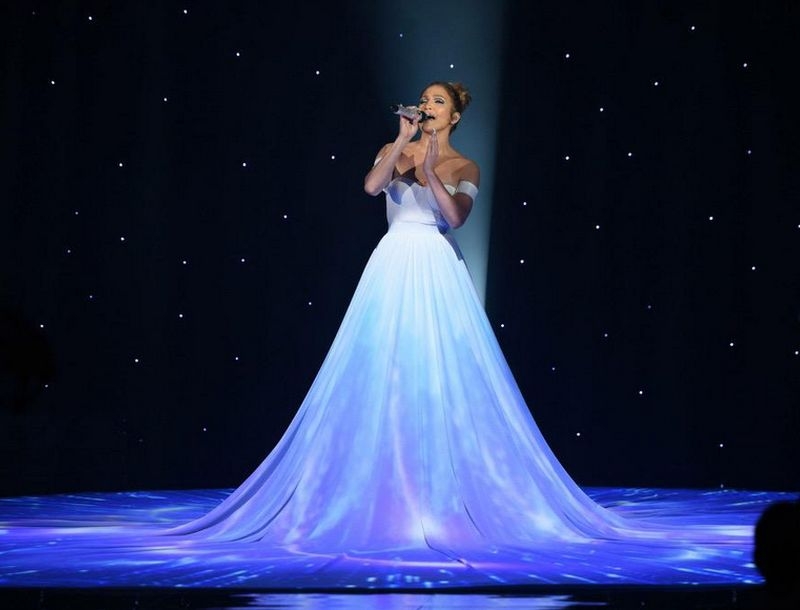 Jennifer Lopez: Η παραμυθένια εμφάνιση της στη σκηνή! (video)