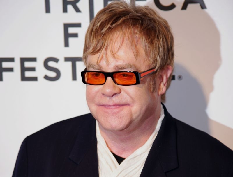 Elton John: Η μητέρα του γιόρτασε τα γενέθλια της με σωσία του!