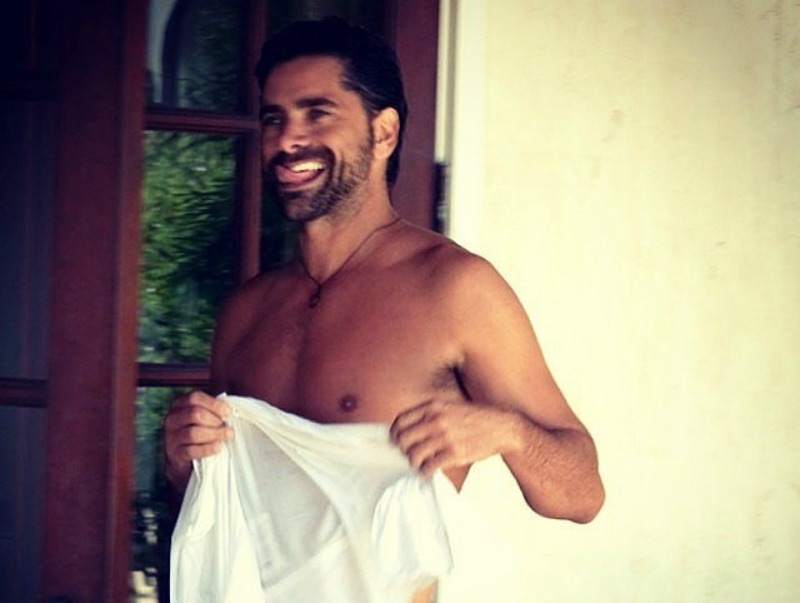 Αποκαλυπτήρια! Ο John Stamos έδειξε τα οπίσθιά του Αποκαλυπτήρια! Ο John Stamos έδειξε τα οπίσθιά του