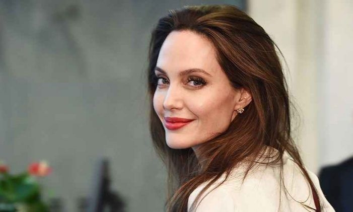 Angelina Jolie: Σοκάρουν οι νέες φωτογραφίες της - Ζυγίζει 35 κιλά! Angelina Jolie: Σοκάρουν οι νέες φωτογραφίες της - Ζυγίζει 35 κιλά!