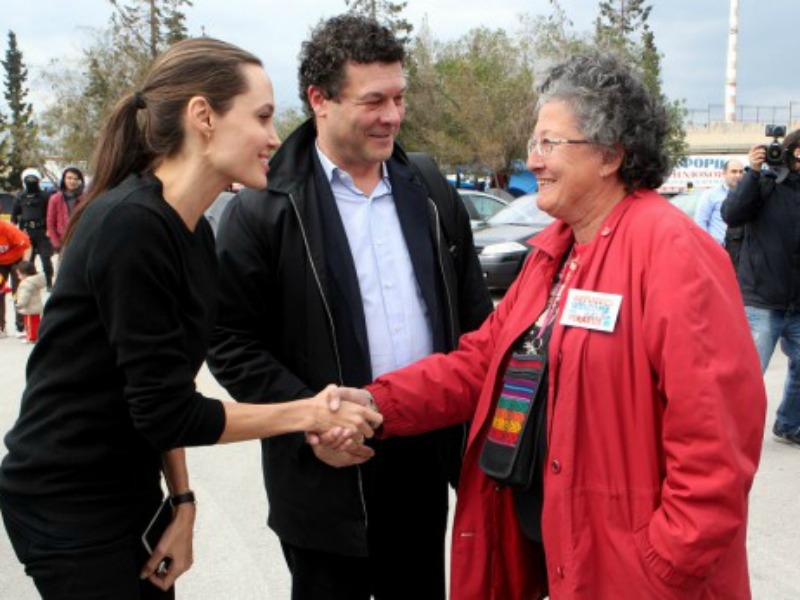 H Aντζελίνα Τζολί στους πρόσφυγες στον Πειραιά (φωτογραφίες και βίντεο)