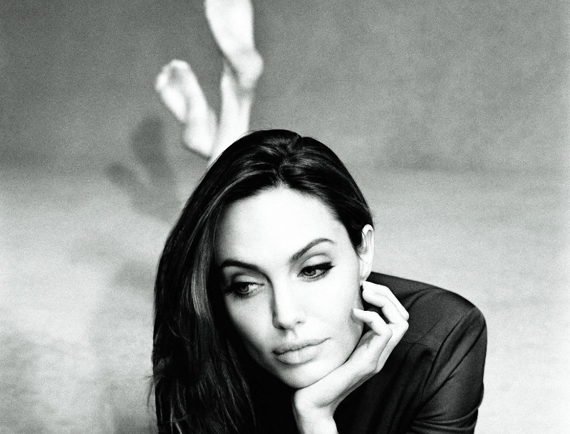 Angelina Jolie: Δείχνει το tattoo της στη νέα της φωτογράφιση