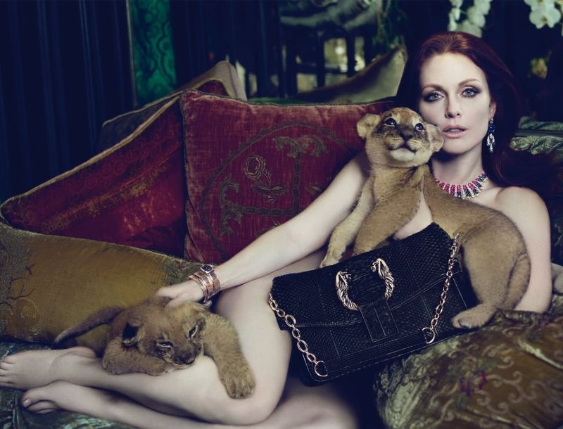 Η αποκαλυπτική εμφάνιση της 54χρονης Julianne Moore στο κόκκινο χαλί