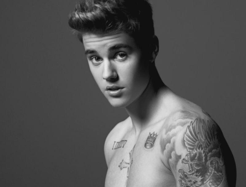 Photoshop στο επίμαχο σημείο του Bieber για να φαίνεται μεγαλύτερο;