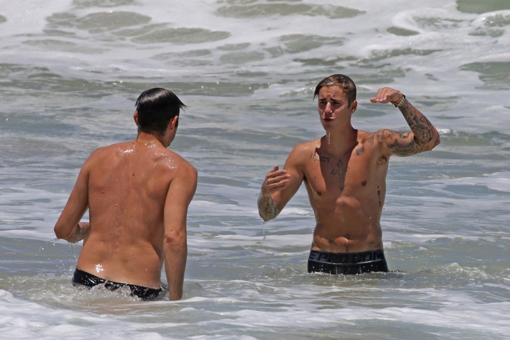 Ο Justin Bieber έβγαλε τους six pack κοιλιακούς στην παραλία