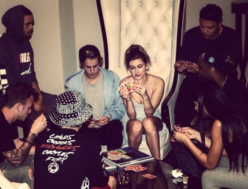 Justin Bieber: Ποιο party animal; Πέρασε τα γενέθλια του παίζοντας χαρτιά!