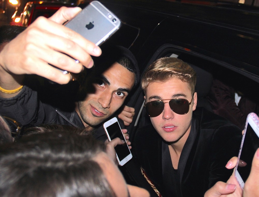 Justin Bieber: Μοιράζει selfies και μέσα από το αυτοκίνητο Justin Bieber: Μοιράζει selfies και μέσα από το αυτοκίνητο