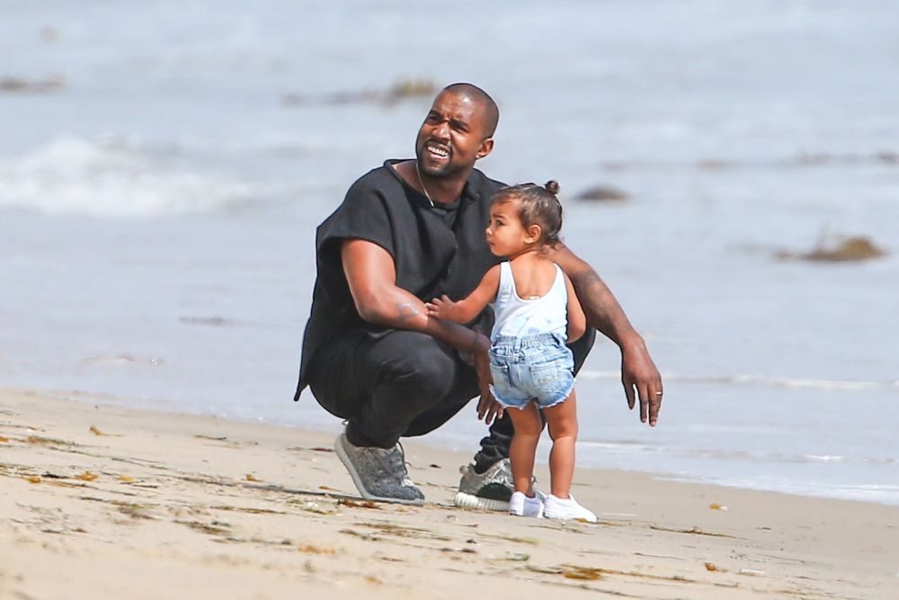 Kanye West: Παιχνίδια με την North στην παραλία Kanye West: Παιχνίδια με την North στην παραλία