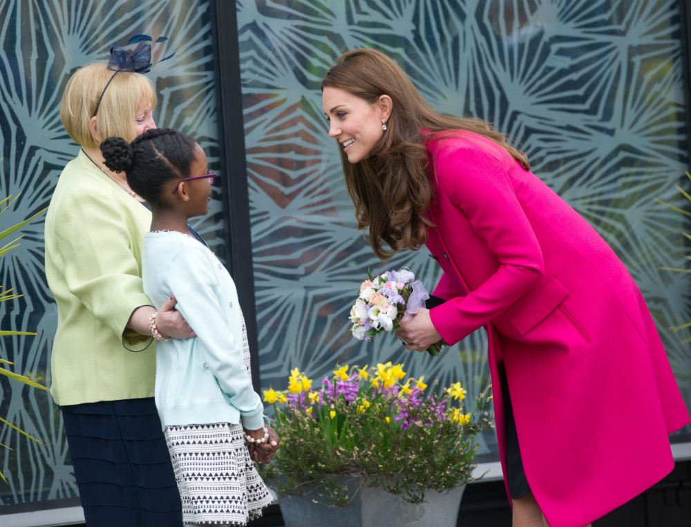 Kate Middleton: Η elegant εμφάνισή της με φούξια παλτό στον 8ο μήνα της εγκυμοσύνης