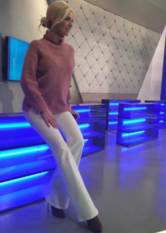 Street style : Η Κατερίνα Καινούργιου συνδυάζει ιδανικά το λευκό παντελόνι