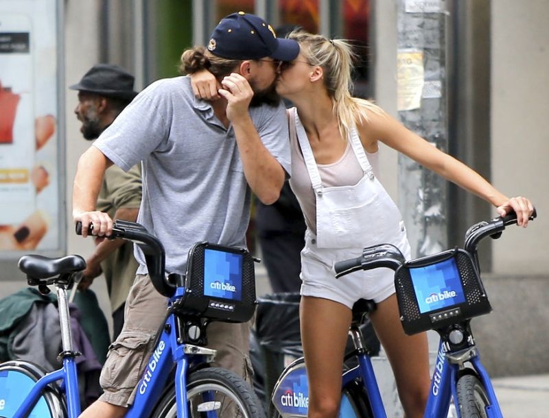 Leonardo DiCaprio: Φιλιά με την Kelly Rohrbach στη μέση του δρόμου!