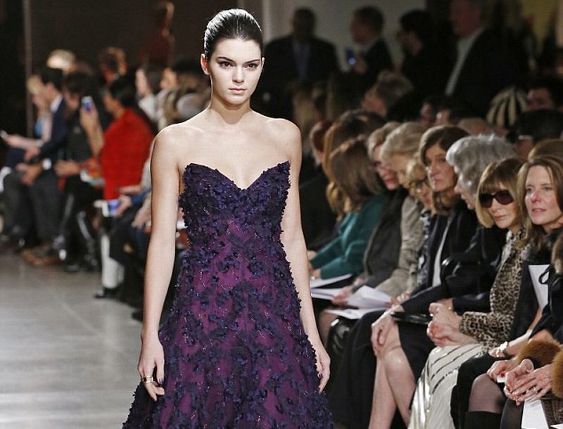 Kendall Jenner: Για αυτό την ζηλεύει η Kim;  Έλαμψε στο catwalk με Oscar de la Renta