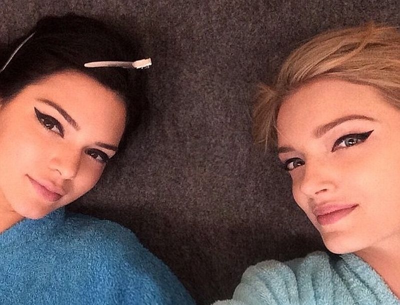 Kendall Jenner: Ξεκίνησε τις selfies με το μπουρνούζι