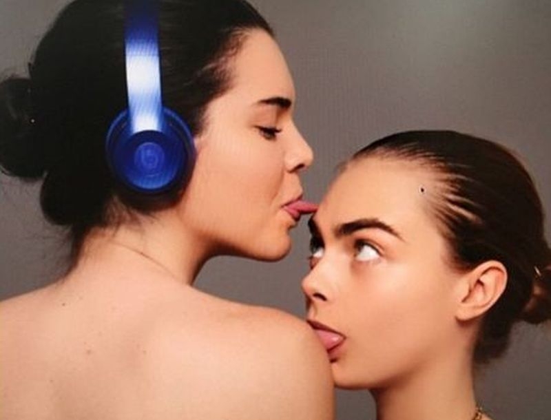 Κορίτσια ντροπή! Η Cara Delevingne και η Κendall Jenner ποζάρουν topless