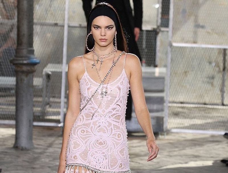 Kendall Jenner: Έκανε piercing στο στήθος της! Kendall Jenner: Έκανε piercing στο στήθος της!
