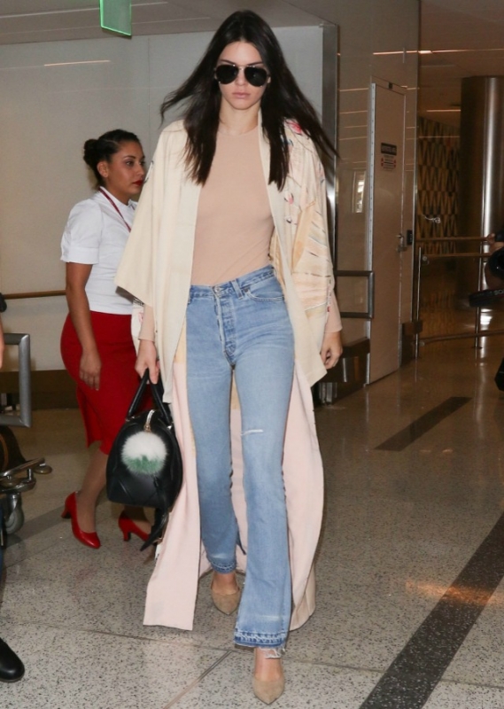 Street style : Η Kendall Jenner με airport look, άνετο και stylish