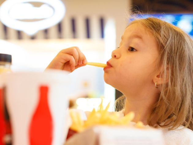 Οι βλαβερές συνέπειες που έχει το Fast Food στα παιδιά - Κεντρική Εικόνα