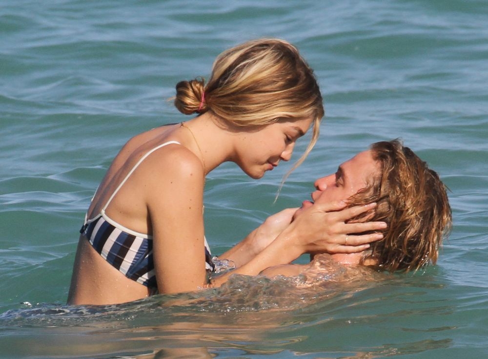 Gigi Hadid: Βουτιές και… αγκαλιές με τον Cody Simpson Gigi Hadid: Βουτιές και… αγκαλιές με τον Cody Simpson