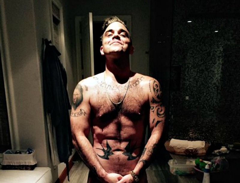 Robbie Williams: Γδύθηκε για τα γενέθλια του!