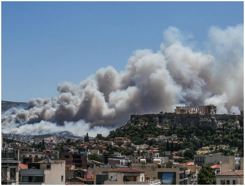 Η Ελλάδα ξενυχτά με τον φόβο του αέρα και της φωτιάς Η Ελλάδα ξενυχτά με τον φόβο του αέρα και της φωτιάς