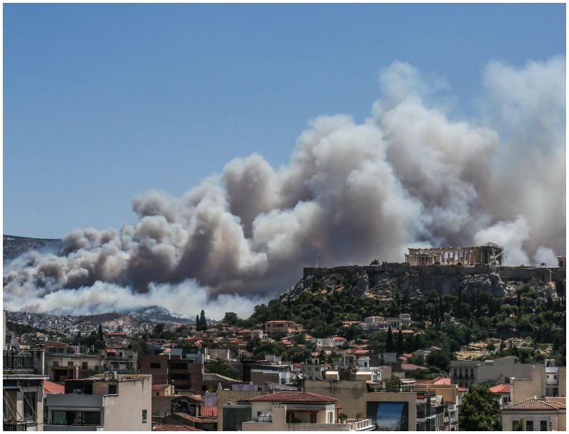 Η Ελλάδα ξενυχτά με τον φόβο του αέρα και της φωτιάς