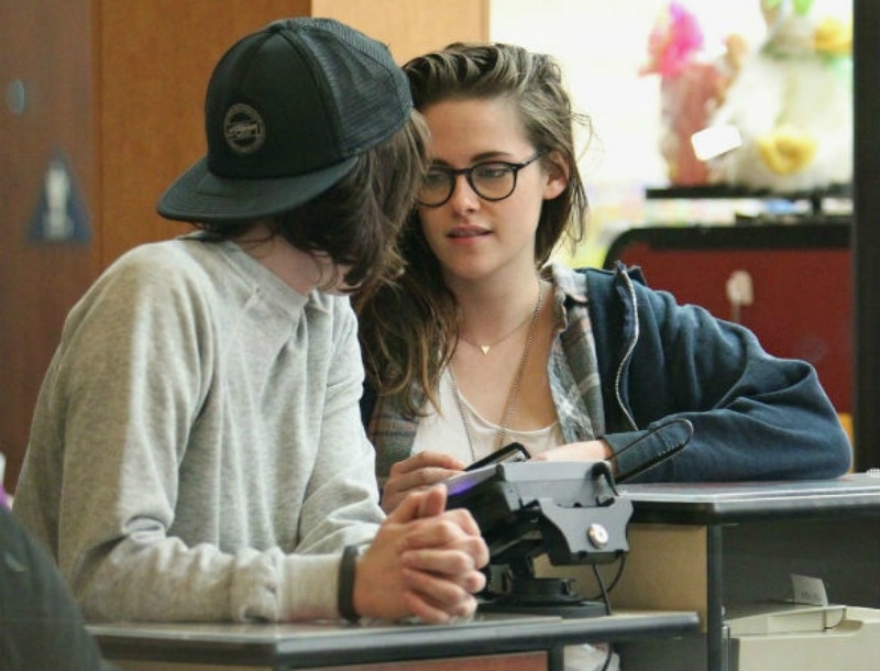 Τι συμβαίνει με την Kristen Stewart; Μετά τον Pattinson κοιμάται με γυναίκες; 