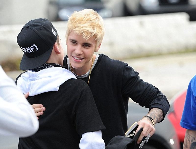 Οh Justin! O Bieber έβαψε τα μαλλιά του... πλατινέ!