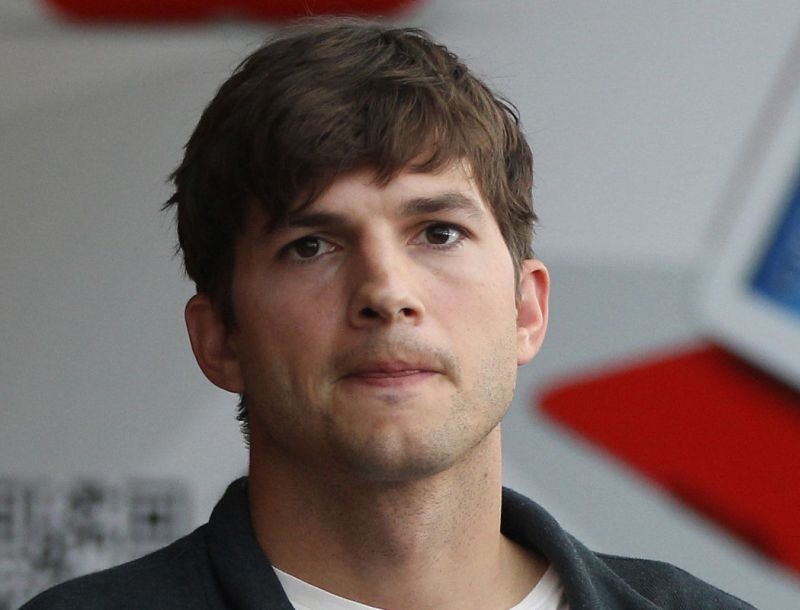Ashton Kutcher: Άντρες μην ντρέπεστε! Φιλήστε άλλους άντρες…