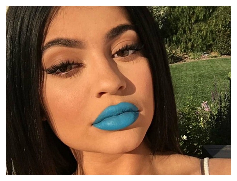 Kylie Jenner: Η νέα απόχρωση του γαλάζιου κραγιόν της ταιριάζει με τη γαλάζια Ferrari της