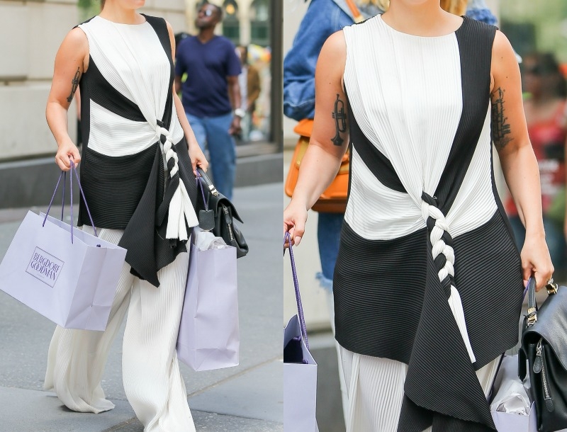 Hot or Not : Ποια τραγουδίστρια πήγε για ψώνια φορώντας αυτό το ασπρόμαυρο σύνολο;