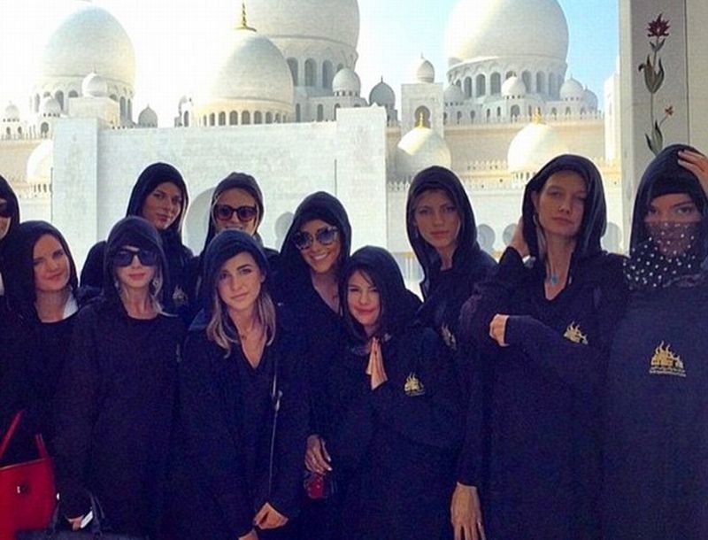 Μοντέλα με μπούργκα! Kendall Jenner-Gigi Hadid στο Abu Dhabi