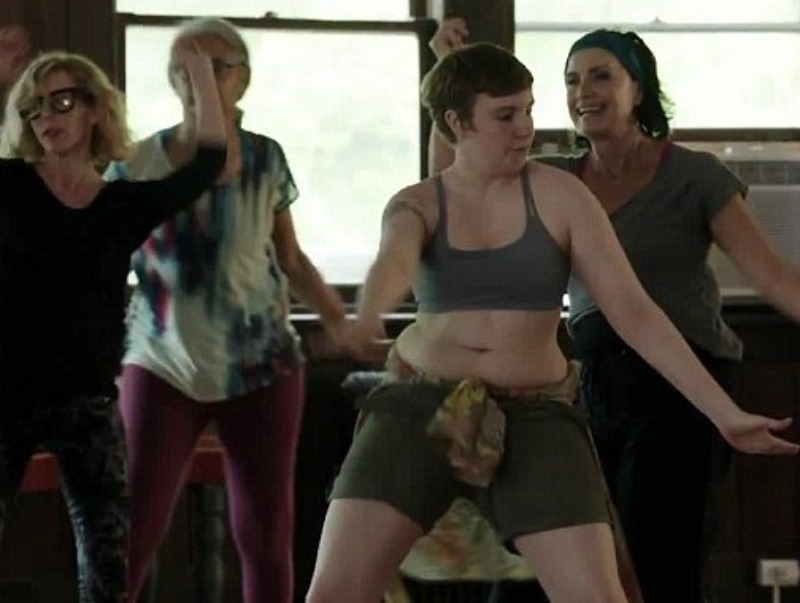 Lena Dunham: Χορεύει χωρίς αύριο με ένα αθλητικό μπουστάκι 