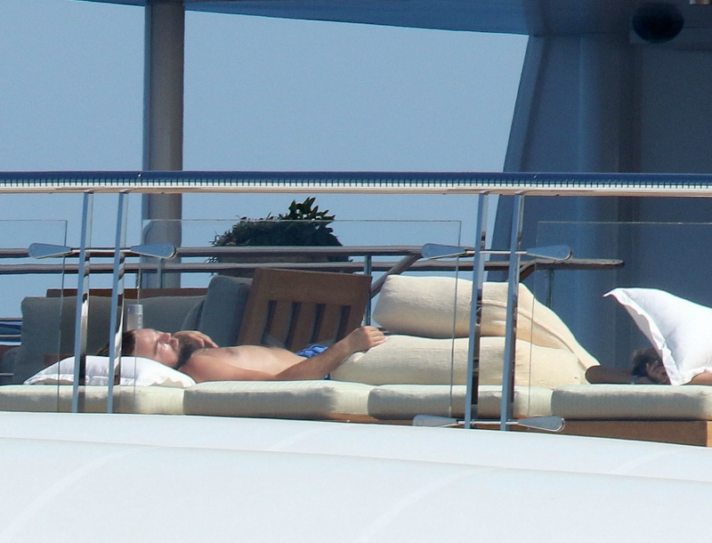 Leonardo DiCaprio: Ημίγυμνος λιάζεται σε υπερπολυτελές γιοτ (Photos)