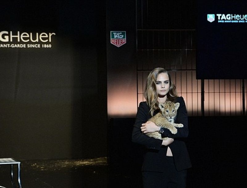 Ένα λιονταράκι προκάλεσε προβλήματα στην Cara Delevingne Ένα λιονταράκι προκάλεσε προβλήματα στην Cara Delevingne