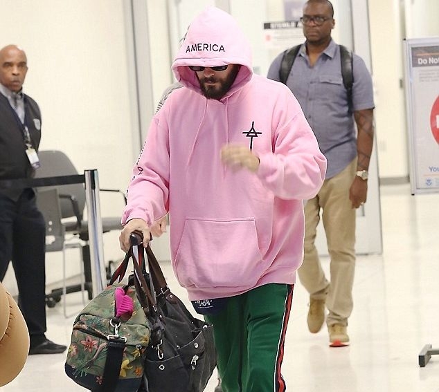 Γιατί είναι διάσημο το ροζ hoodie του Jared Leto; Γιατί είναι διάσημο το ροζ hoodie του Jared Leto;