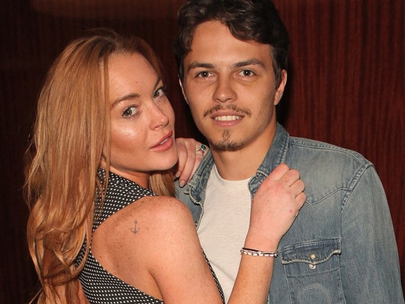 Σοκαριστικές εικόνες: Η Lindsay Lohan πέφτει θύμα ξυλοδαρμού στη Μύκονο (video)