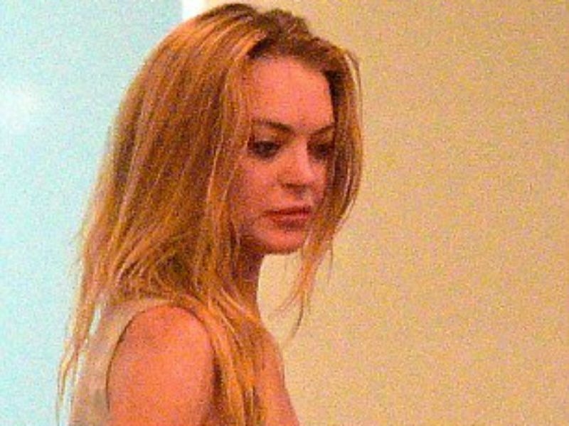 Lindsay Lohan: Ξυπόλητη, ατημέλητη και ταλαιπωρημένη στο yacht της στο St. Tropez