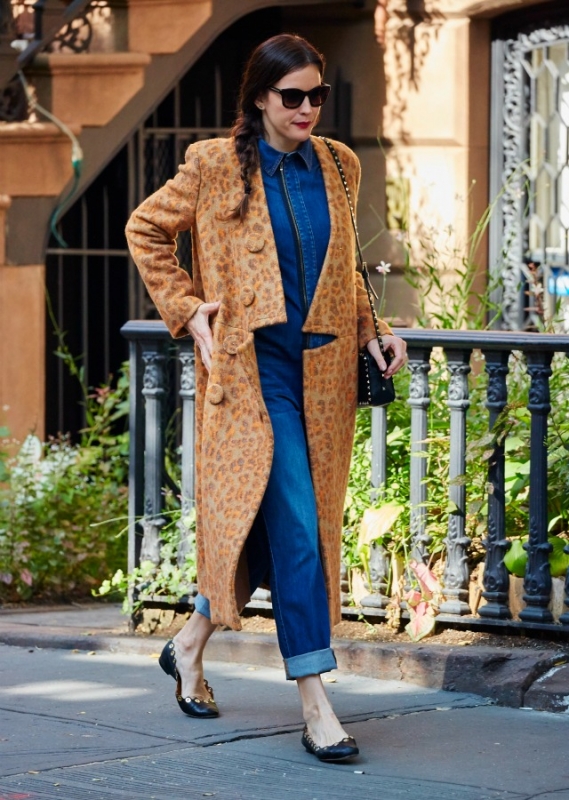 Street style : H Liv Tyler super stylish, συνδυάζει μοναδικά την τζιν ολόσωμη φόρμα